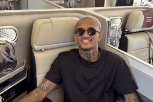 直抵罗马！韦斯利社媒晒出飞机上的照片：🇮🇹💛♥️