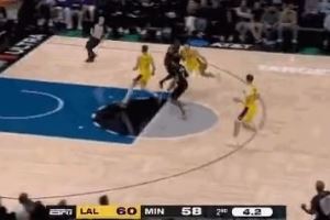 这身体协调能力!里夫斯高速反击顶开康利 骑马射箭准压哨中投!