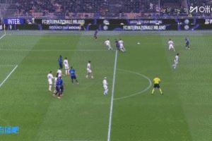 埃斯波西托禁区倒地,VAR介入后依旧没有判罚点球