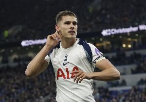 电讯报：热刺认可范德芬的表现，计划加薪与他签订新合同